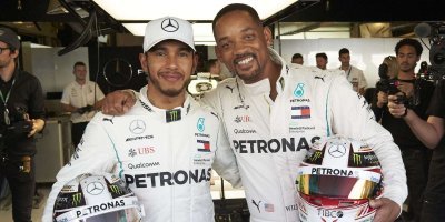 В формуле 1 "поучаствовал".  
"В этом году мне исполнилось 50 лет, и я решил для себя, что буду делать то, что мне действительно хочется." Уилл Смит