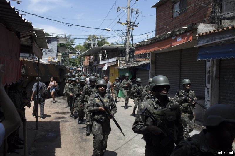 Вот так в Бразилии полиция заходит к не 
вооруженным гражданам))).......что будит когда их вооружат???