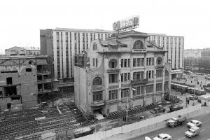 Как в Москве при Советской власти дома с место на место передвигали

Источник: