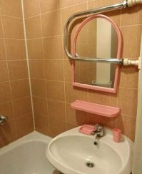 Это подогрев зеркала.Защита от запотевания.Зеркало греется и не потеет от тёплого воздуха.)))