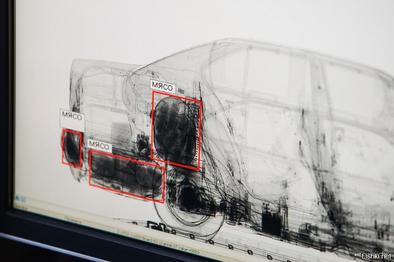 Металлическим штырем. Я в 1992-1994 еще застал, когда  служил на границе.

Сейчас примерно так: