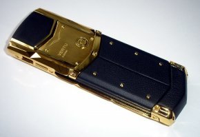 С телефончиком он лажанулся. Не по фэншую цвет телефончика, вот такой должен быть. ;)