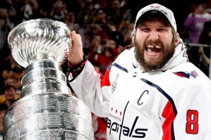 Это тузик инстаграмный.
В хоккей играют настоящие мужчины и выглядят они так: