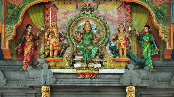 Культ карго: зачем папуасы делают самолеты из соломы и навоза