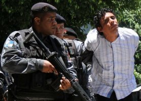 Росгвардии нет. Это точно...

Я частенько их (БОПОвские) ролики смотрю, которые они во время рейдов и зачисток снимают. Интересно, что при их появлении молодёжь частенько тут же задирает рубаху или майку и встаёт в позу знак качества (расставленные ноги и руки за головой). На одном четверо патрульных построили человек 20 парней и подростков в одну шеренгу, а потом долго их обыскивали и ни один не пытался убежать или даже поспорить. Из чего сделал вывод, что бразильская полиция стреляет метко и без предупреждения даже по гражданским и безоружным.