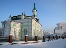 Было хорошее название Семипалатинск(на письмах всегда писали Сем-ск). То есть семь палат, по количеству храмов, а сейчас... Да ещё на латиницу переведут... Кстати за этой мечетью была комендатура. Слева можно увидеть многоэтажку, как раз напротив неё. Отвратительное, кстати, было место. Комендант был "Батя" - конченный отморозок, килограмм 120 весил, и убежать от него было не реально.  На моцике "Урал" с коляской зимой и летом объезд территории делал. Как видел самоволку, спрыгивал с "Урала" и на своих двоих догонял. P.S. Два года там прослужил, с выездами на полигон. Сейчас по прошествии стольких лет, с удовольствием побывал бы.