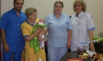 В Болгарии тоже одна тетка, помню, родила в 62 года. Ин-витро и чужая яйцеклетка. У нее никогда не было детей. Все накинулись - зачем, она взрослая, не успеет сама их вырастить ? Кто прав и кто нет - не могу сказать.

Пока полет нормальный.