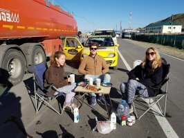 Ну,
как бы, 
машинки то, две было.