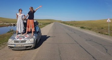 Ну,
как бы, 
машинки то, две было.