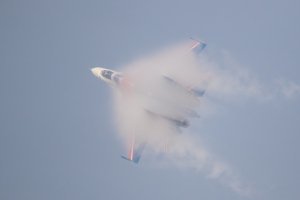 Потрясающие кадры полета: истребитель F-15 Strike Eagle создал вокруг себя облако