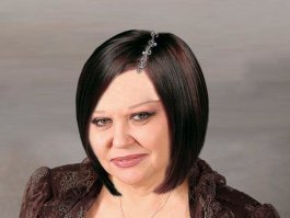 Петренко это конечно за гранью здравого смысла. Страшно представить какие мысли могут рождаться под такой причёской. И ведь неужели нет никого, кто сказал бы ей насколько идиотски она выглядит. Ладно... из меня конечно фотошопер как из говна пуля, но попробовал накинуть тётке первую попавшуюся причёску. Блин... совсем другой человек же))))