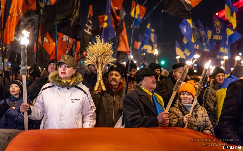 Украина это нацистское государство - факт. Присутствует молчаливое одобрение, согласие и участие масс.
В Киеве 1 января националисты устроили марш в честь дня рождения Степана Бандеры. По сообщениям украинских СМИ, люди жгут факелы и бенгальские огни, кричат «сала укроине!» и раздают праздничные открытки. Среди радикалов можно увидеть также аниматоров в костюмах снеговиков. На Майдане лидеры националистических движений произносят политические речи и поздравляют украинцев с Новым годом и днем рождения Бандеры.
Невиновных и непричастных там нет. Заражена метастазами гнили вся страна укропия. Можно и дальше делать вид, что это лишь небольшие очаги и разовые явления, и исключительно среди радикальной молодежи.