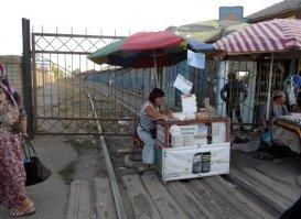 Обратите внимание на таблички с надписями "Загрузка единиц". Если в Кыргызстане у вас кончатся деньги на телефоне, бесполезно спрашивать у местных, где можно "положить деньги на телефон", "пополнить баланс" или "оплатить мобильную связь". Вас просто не поймут, таких выражений местные не слышали. Все это называется там "загрузка единиц". Услуга доступна повсеместно, в любом ларьке или у уличных торговцев и стоит 5 сомов независимо от суммы пополнения. И кстати, "сотка" там это не купюра и не единица измерения площади земельных участков. Так кыргызы называют мобильные телефоны (мобильник по-нашему).