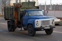 у нас приезжал с контейнером Зилок, на лапе, типа такого

все приходили с ведрами, а он по мере наполнения закидывал все внутро свое.