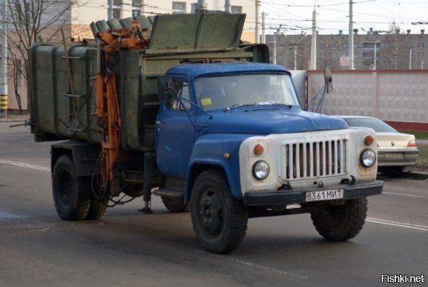 у нас приезжал с контейнером Зилок, на лапе, типа такого

все приходили с ведрами, а он по мере наполнения закидывал все внутро свое.