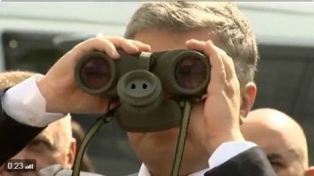Ая то думал, чего это порошенко так любит в бинокль смотреть...