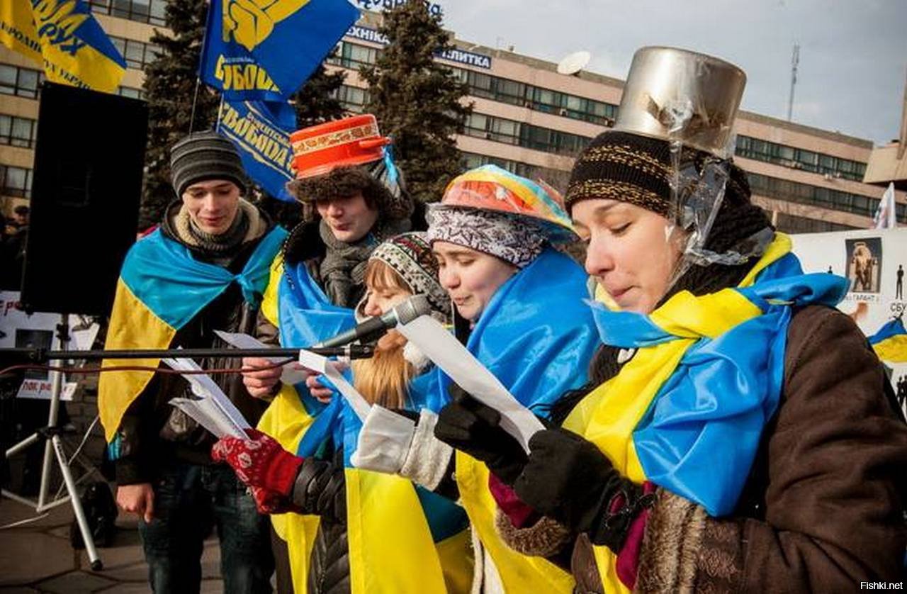 Украинцы радовались. Майдан Украина кастрюлеголовые. Кастрюли Украина Майдан. Украина майдауны кастрюли. Кастрюлеголовые украинцы.