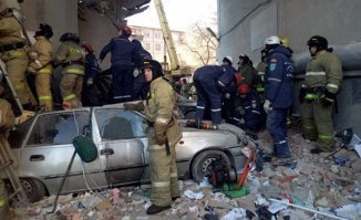 "вначале снесли опоры у проходной арке в доме, взорвав машину. "
Причём взорвали так, что рядом стоящая "нексия" осталась целой, а в подъезде рухнули сначала верхние этажи, часть людей успела эвакуироваться до обрушения нижних этажей.
DD-Z, ты паскуда и провокатор.
Минусите, мне похер.
У нас сегодня первых шестерых хоронят.