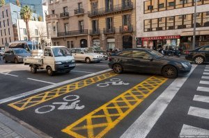 пару поправок от жителя Барселоны...
это улица Араго и эта зона не для велосипедистов, а для мототранспорта... это очень оживленная улица с 6-ю полосами в одном направлении и велосипеды так не ездят.
какую валидацию нужно пройти и что это такое автор, видимо, не знает))) объясню - здесь написано что для пользования парковкой необходимо иметь таймер на лобовом стекле, где будет указано время парковки.