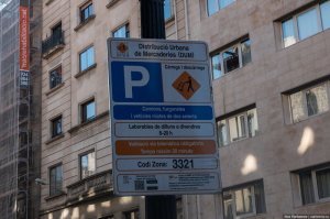 пару поправок от жителя Барселоны...
это улица Араго и эта зона не для велосипедистов, а для мототранспорта... это очень оживленная улица с 6-ю полосами в одном направлении и велосипеды так не ездят.
какую валидацию нужно пройти и что это такое автор, видимо, не знает))) объясню - здесь написано что для пользования парковкой необходимо иметь таймер на лобовом стекле, где будет указано время парковки.