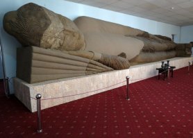 Лежащий Будда .
 В Узбекистане до ислама был Буддизм ?