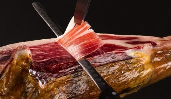 Если не понятно в чем уникальность вкуса хамона - значит хамон Юра, ты не едал!

Под названием хамон или хам - во многих странах, в меню, указывают обычную сыровяленую свинину, а порой обычное сало. Вот только со вкусом черно-копытных кабанов которых по специфической технологии кормят желудями, а потом окорока выдерживают в течении от полугода и более, в результате чего кило хамона на кости стоит от 100 евро и от 150 евро за кило в нарезке - эта свинина, ничего общего не имеет.

Именно желудевый откорм, со специфической процедурой кормления, заставляющий свиней ходить от комушки к поилке и определенная порода (pata negra) придает хамону уникальный вкус. Кроме этого, как любой деликатес, хамон требует специфической подачи. Если его нарезать шматками, как докторскую колбасу и в таком виде попытаться есть - ничего кроме отвращения, что жуешь соленную подошву кирзача, которую невозможно разжевать, не возникнет. 

Классической является подача в виде тончайших нарезанных ломтиков толщиной около 1-1.5 мм с дыней. В идеале, под густой насыщенный херес.

Кстати, настоящий хамон, в чистом виде, даже правильно нарезанный далеко не всем нравиться на вкус и запах!