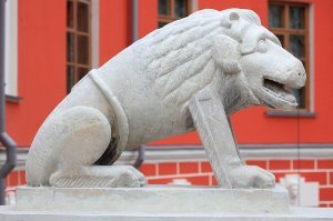 Да знаю я про львицу и ее историю.. Просто не стал заострять внимание на этом, чтобы не разводить тут срача - на какая это львица и т.д. Помнится и в Москве есть такой лев, которого скульптор не видел)).