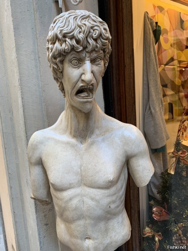 Кричащая статуя в Италии стала героиней мемов и фотожаб