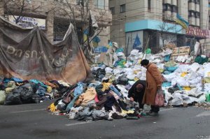 Сытые шумеры, видимо от нечего делать роются в мусорных баках, хотя имеет "беспрецедентный рост пенсий и зарплат". Видимо это перемога така....