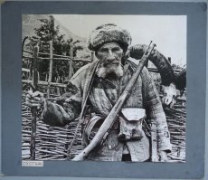 Извините, немного не в тему поста.... Просто любопытно. Охотник с маузером. А патроны? Трофейные запасы?