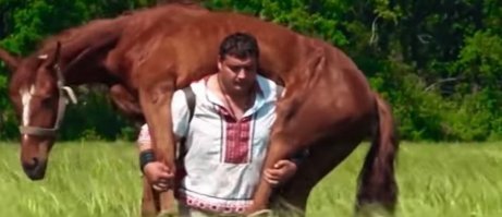 С таким весом садиться на лошадь жестоко!