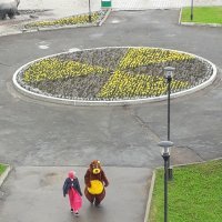 На этой картинке не только Маша и Медведь, но и ещё какой-то медведь шастает вверху слева.