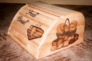 Хлеб хранить в полиэтилене нельзя.
У одноклассника мама, 40 лет на хлебозаводе пекарем отработала. Вот она и научила правильно хлеб хранить.
Нужна обязательно деревянная хлебница и вафельное полотенце. 
Хлеб хранить без пакета, просто накрыв полотенцем со всех сторон. После замены булки менять и полотенце. Хлеб остаётся свежим и вкусным минимум 2-3 суток.