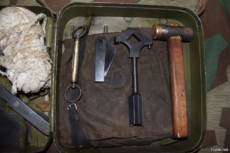 Познавательно, спасибо, молодёжь полувековой выдержки в моём лице многого не знала. Ну, тогда для молодёжи старше тысячи лет:
Триптих и писала для записей на воске
Пулелейка
Сигнальное зеркало
ЗИП пулемёта Максима - молоток для простукивания с латунной головкой
Вертельная собака
Гульфик-кошелёк