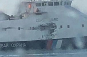 Дела давно минувших дней...
Вот свеженькое. ПСКР "Изумруд" получил повреждения. Нет, это его не вражьи хохлы обстреляли, просто он столкнулся с другим сторожевиком. Мореплаватели, бл...