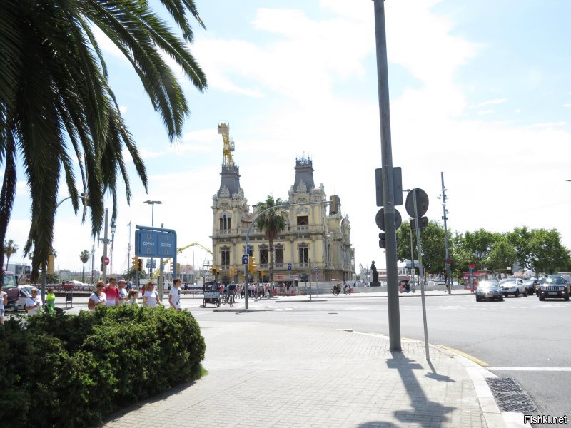 Добавлю немного  фото с горы Монжуик ( или Монтжуик, еврейская гора с древнекаталонского) и ее подножия. Без комментов.