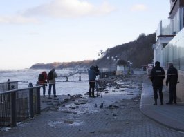 В Калининграде тоже самое (точнее в Зеленоградске и Светлогорске). Смыло к куям ПРОМЕНАД обычным, средним штормом.