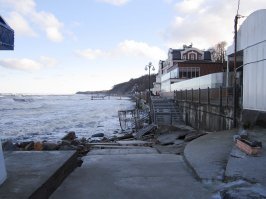 В Калининграде тоже самое (точнее в Зеленоградске и Светлогорске). Смыло к куям ПРОМЕНАД обычным, средним штормом.