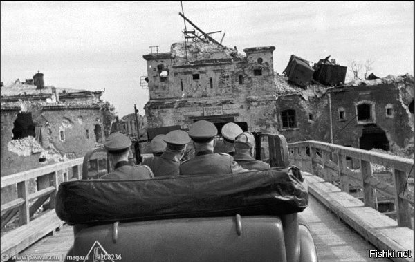 Гитлер и Муссолини подъезжают к Тереспольским воротам Брестской крепости