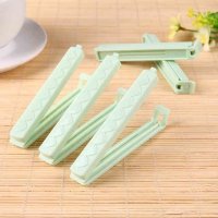 Самые удобные зажимы для пакетов вот такие, на Али или в Икее, но дороже. У меня все пакеты ими закрыты, как без них жила, не знаю.