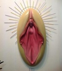 с пирсингом)