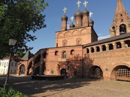 Одно из любимейших мест в Москве. Отгорожено от города, своя атмосфера, а сад там какой...