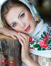 Бывает и цветы идут. Чем моложе и свежее, тем больше идет. Проблема в том, что павлопосадские платки принято дарить уже очень зрелым тетям))) Вот и получается, что эти платки лежат и внучек дожидаются. Вообще, узор и цвета настолько сложны, что выбрать свой платок очень непросто. А если учесть, что обычно их не подбирают, а дарят что придется, то у большинства совсем не то что нужно.