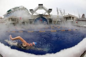 Меня отсоветовали от посещения бассейна "Москва".Говорили,что слишком много хлорки сыпали и раздевалки грязные а вот в "Чайку",тоже под открытым небом,с удовольствием ходил.Кстати совсем не подалёку от "Москвы" у метро "Парк культуры".