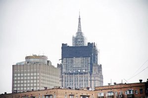 А вот так сейчас выглядит здание МИДа после ремонта.Заменили полностью сгнивший шпиль и отпескоструили верхнюю часть здания.На весь фасад не хватило финансов.