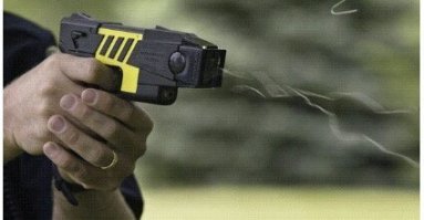 У америкосов же такие штуки есть-пистолет электрошокер!Мало ли что у человека произошло,сразу валить.Надо было из дому не выходить,мусора бы отсосали.