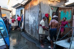 в бордовом платье, справа?!