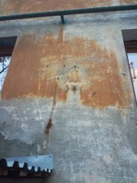 Во, у моего подъезда. Видимо какая-то табличка висела и ржавчина расплылась.