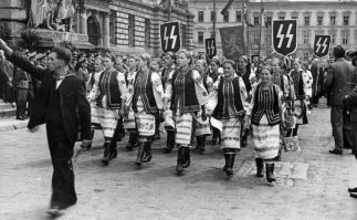 лови, борец за нэзалэжну! У вас проституция в крови - как были бандеровки подстилками, так до сих пор ими и остаются, как воевали вы с безоружными людьми, так и продолжаете