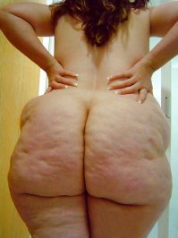 Да что вы пристали к Танюхе, нормальная у неё жопа.